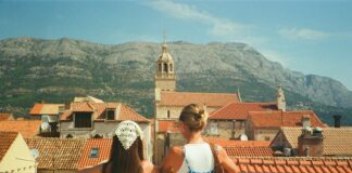 Weekendowe getaway dla rodzin z dziećmi – co zobaczyć? Rodzina spacerująca po malowniczej okolicy, ciesząca się weekendowym getaway dla rodzin z dziećmi w górach lub nad morzem