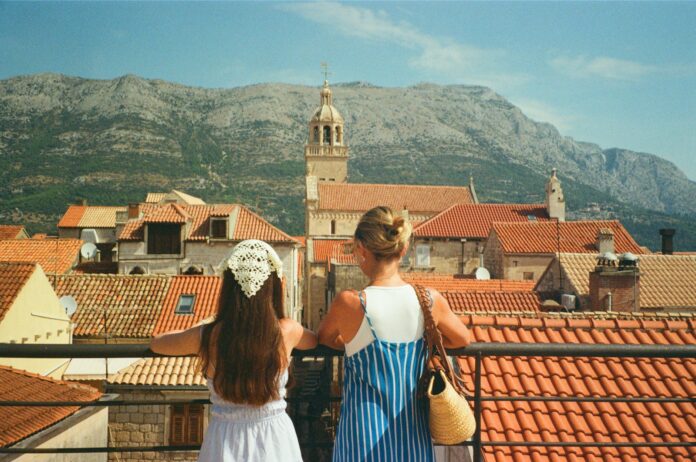 Rodzina spacerująca po malowniczej okolicy, ciesząca się weekendowym getaway dla rodzin z dziećmi w górach lub nad morzem