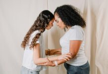 Jak wspierać córkę w trudnym okresie dojrzewania Grupa nastolatek spędza czas razem, dzieląc się doświadczeniami, co ilustruje wspieranie córki w dojrzewaniu w przyjaznej atm