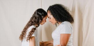 Jak wspierać córkę w trudnym okresie dojrzewania Grupa nastolatek spędza czas razem, dzieląc się doświadczeniami, co ilustruje wspieranie córki w dojrzewaniu w przyjaznej atm